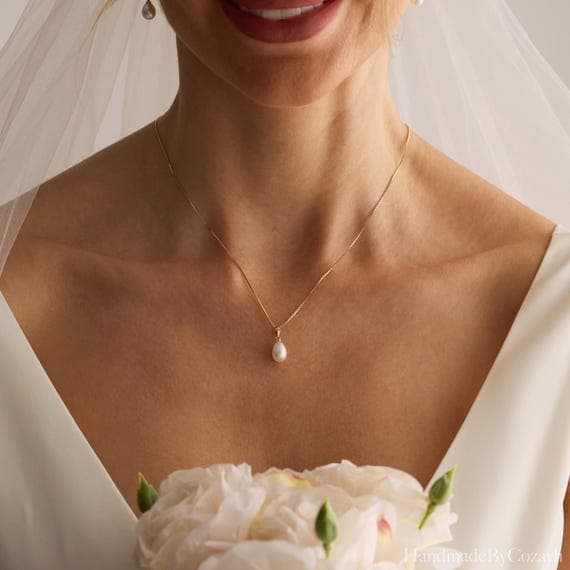 Minimalist Freshwater Pearl Drop Necklace